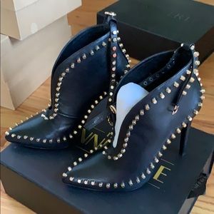 Brand new I am Jennifer le studded booties 8.5